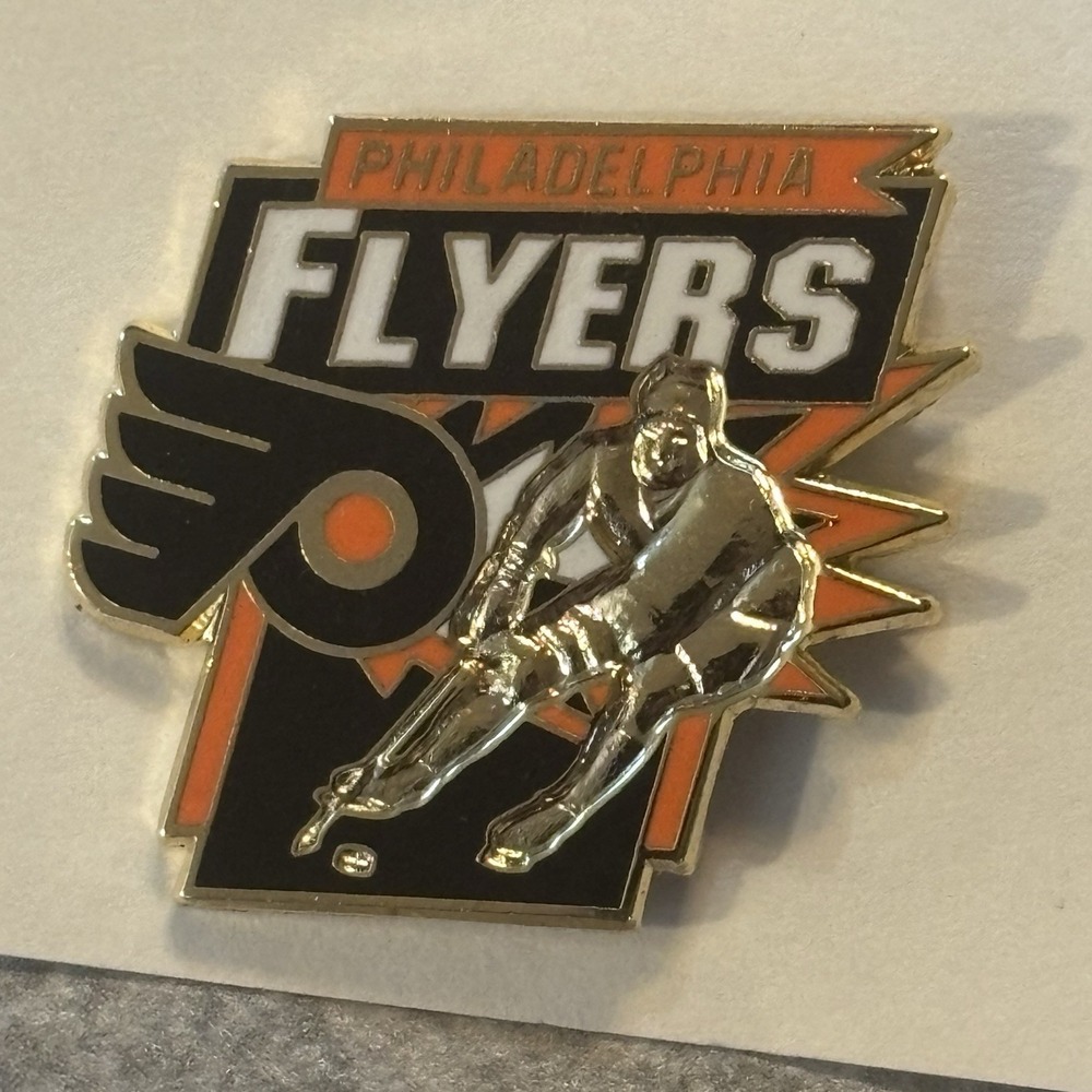 Vintage Philadelphia Flyers Logo Hockey pin Flash Player NHL 90s CCM